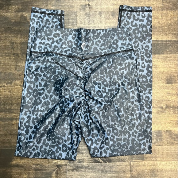 ZYIA Stone Leopard Scrunchy Light n Luxe 7/8 Leggings Size 4 - Picture 4 of 6